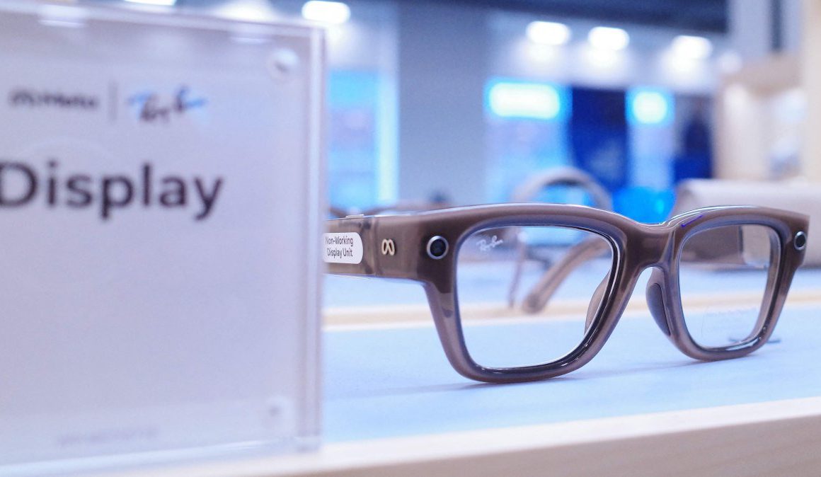 UK businesses, institutions move to ban Meta smart glasses: Reports | Daily Sabah