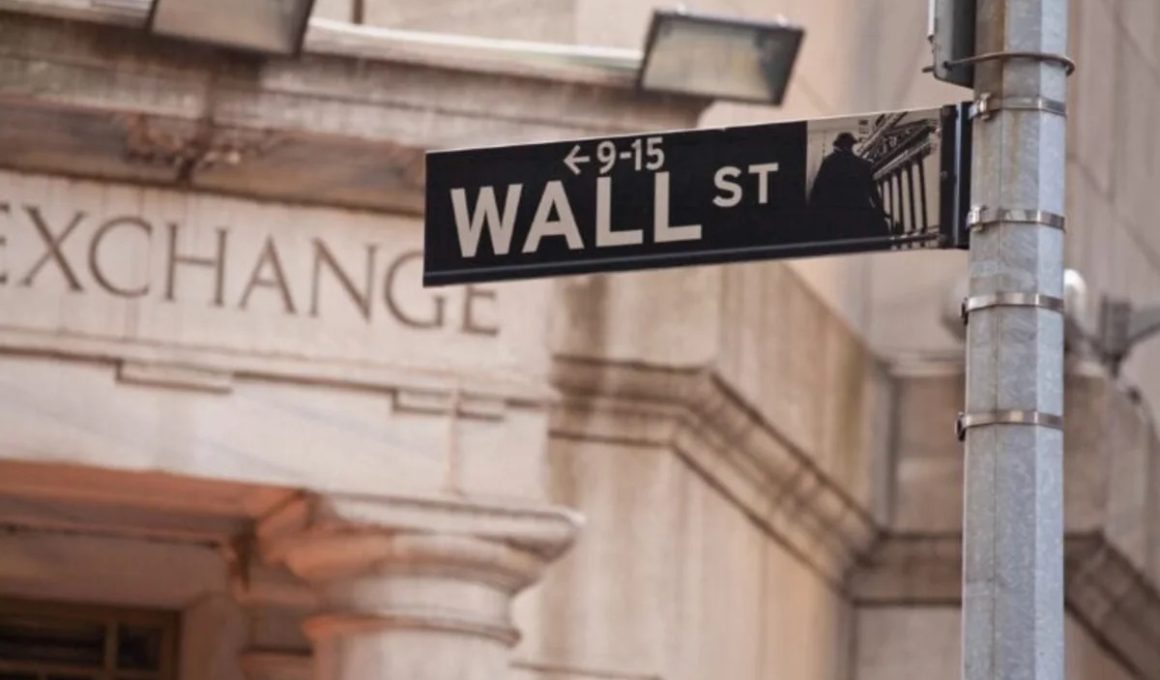 Billionaires Make Big Bets on Amazon Stock: Should You Buy?