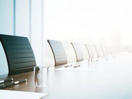 Smith & Nephew Shares Fall 3.5% After CFO Departs