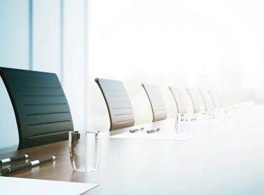 Smith & Nephew Shares Fall 3.5% After CFO Departs