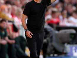 De Zerbi Challenges Spurs Attackers as Solanke Nears First Start