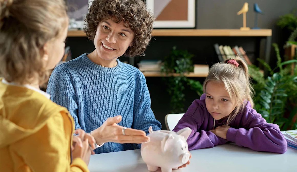 Teenagers Believe Parents Avoid Money Talks Due to Anxiety
