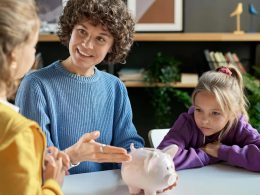 Teenagers Believe Parents Avoid Money Talks Due to Anxiety
